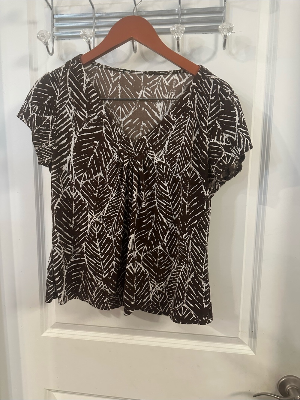 Source Unknown Black Short Sleeve V-Neck Leaf Print Blouse